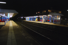 904820 Gezicht op de perrons van het N.S.-station Veenendaal West te Veenendaal, bij avond.